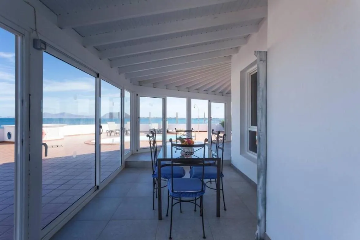 Corralejo Beachfront Villa Remos With Lobos Island View, Private Pool, Wifi & Bbq By Amazzzing Travel España