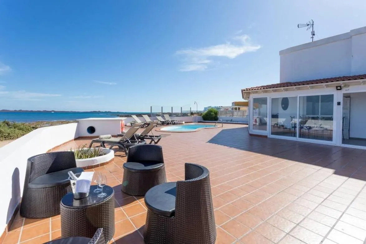 Corralejo Beachfront Villa Remos: Lobos Island View & Private Pool